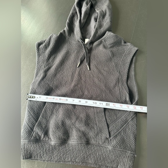 Black lululemon hooded vest - Picture 5 of 9
